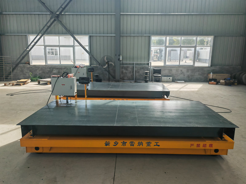 रेल्वे के साथ चलने वाली फ्लैट कार